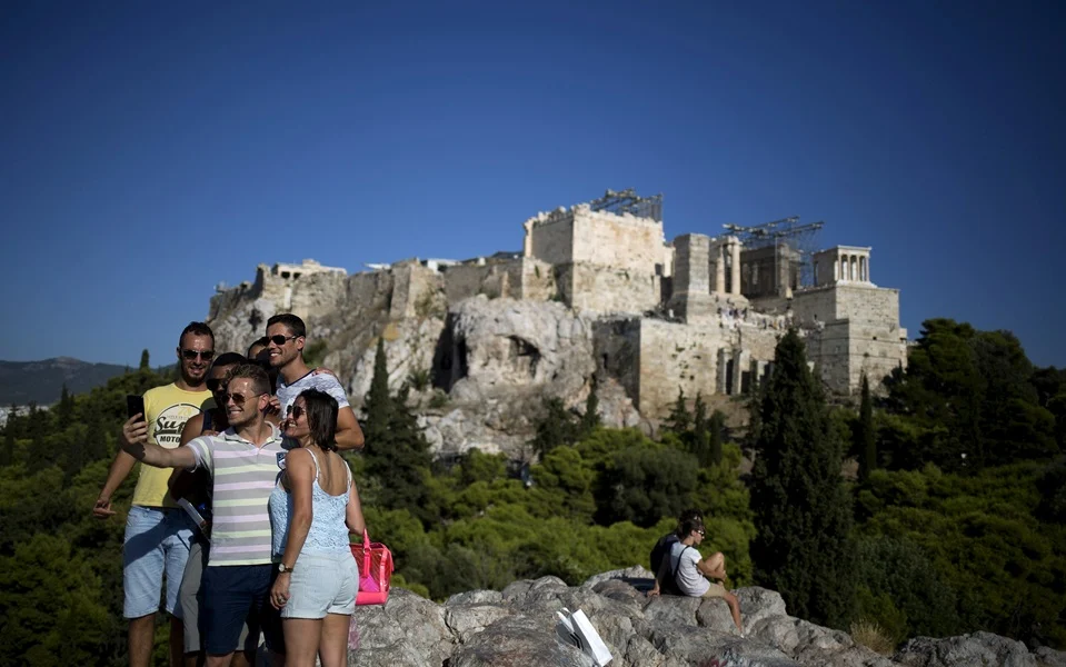 Tourists stay less but spend more