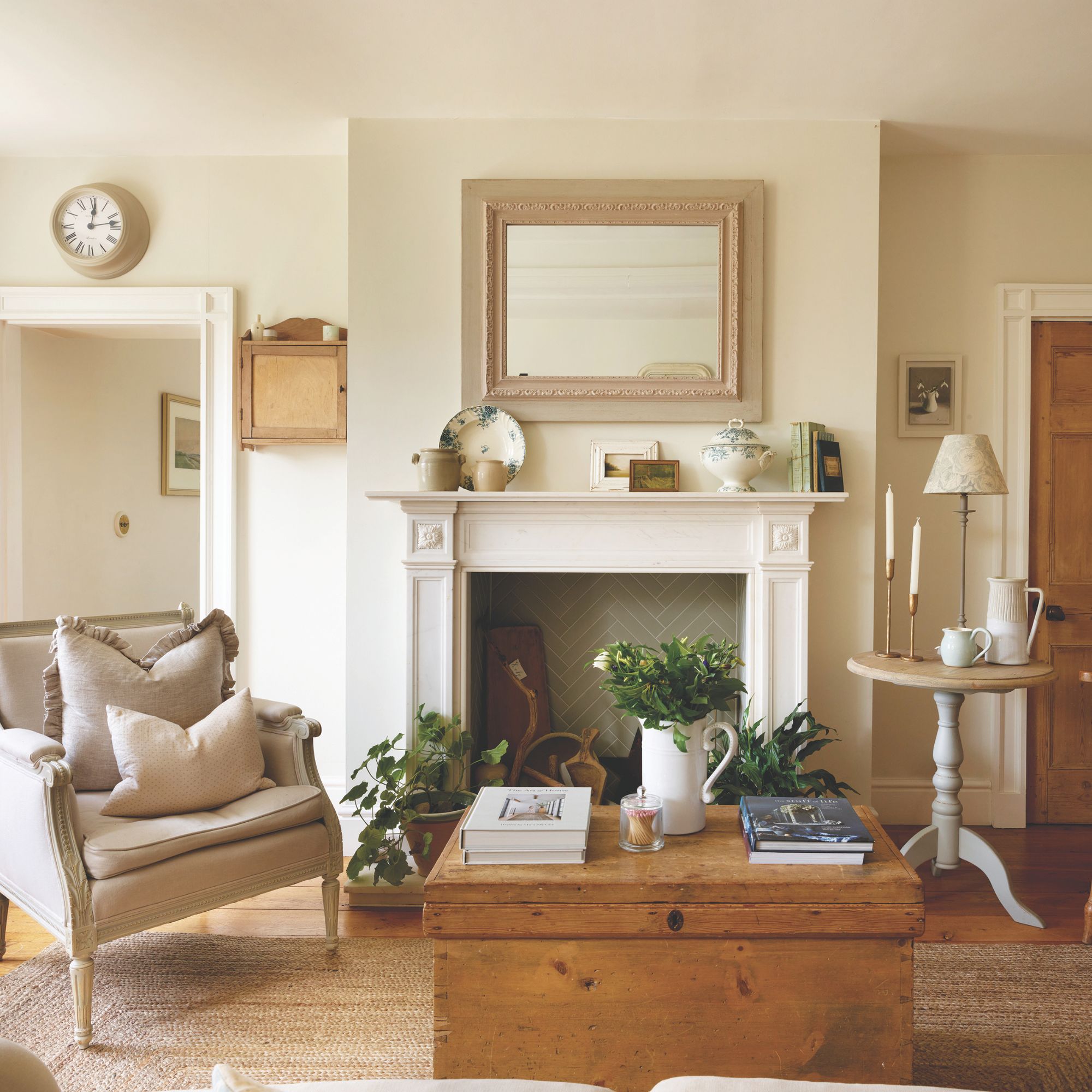 Cottage-style family living room in beige colours with chunky wood coffee table box