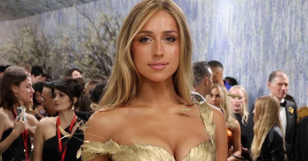 Tate McRae's Lacy Ludovic de Saint Sernin Gown Features Gold Feather Bra