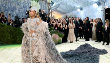 How do stars pee at the Met Gala? An investigation
