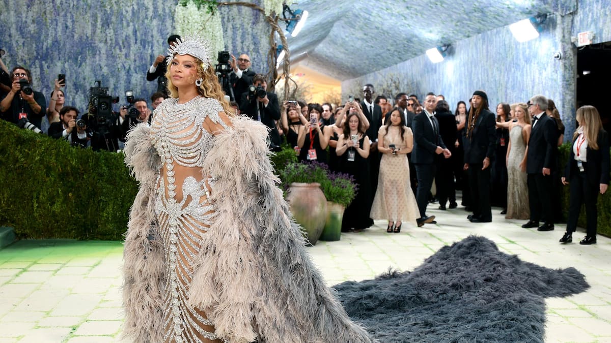 How do stars pee at the Met Gala? An investigation