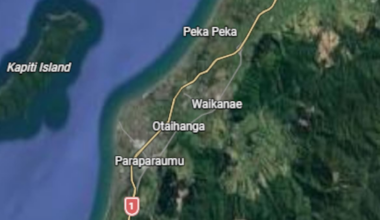 Three-vehicle crash blocks State Highway 1 near Mackays to Peka Peka Expressway