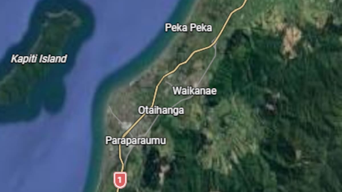 Three-vehicle crash blocks State Highway 1 near Mackays to Peka Peka Expressway