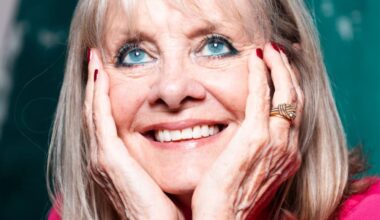 UK Supermodel Twiggy Reflects On Ageing, Injectables & 60 Years In the Spotlight