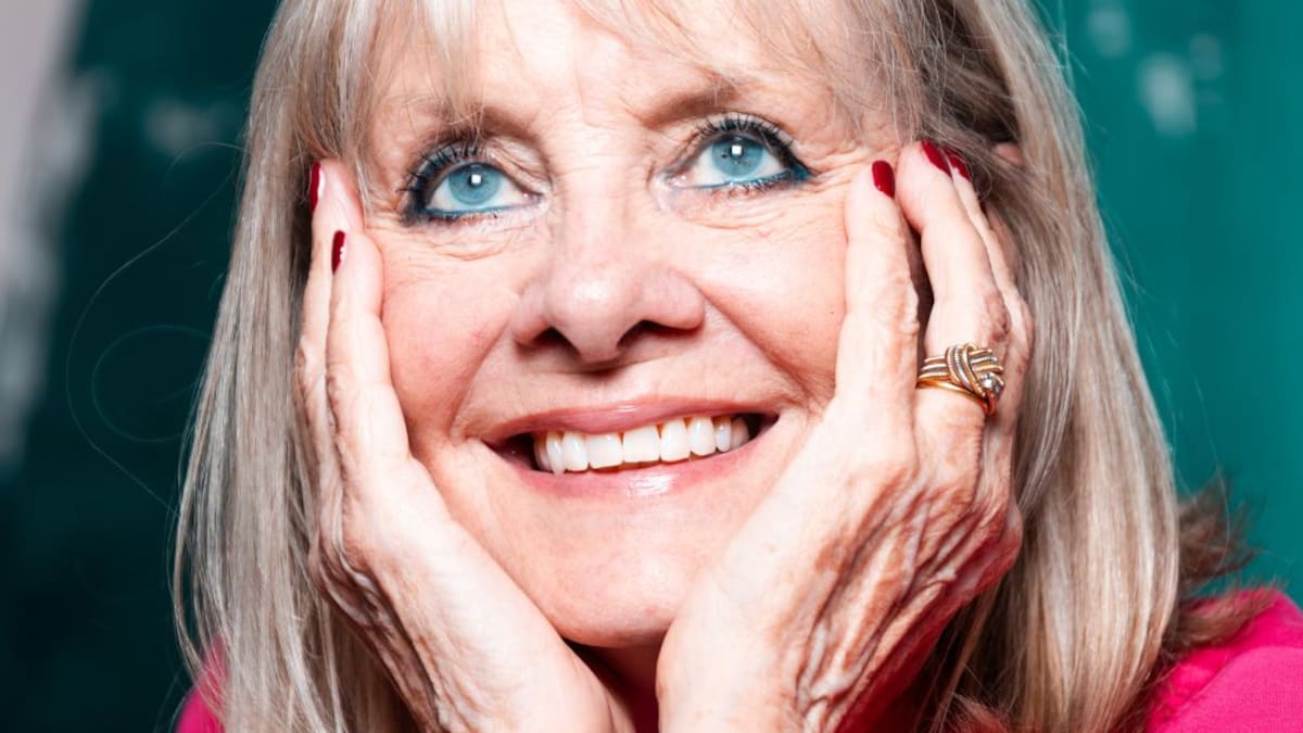 UK Supermodel Twiggy Reflects On Ageing, Injectables & 60 Years In the Spotlight