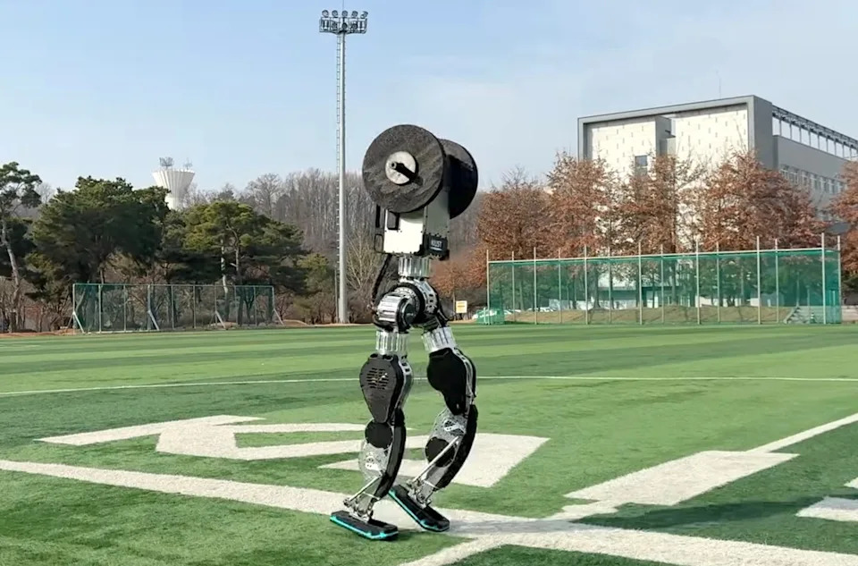 KAIST's robot moonwalking.