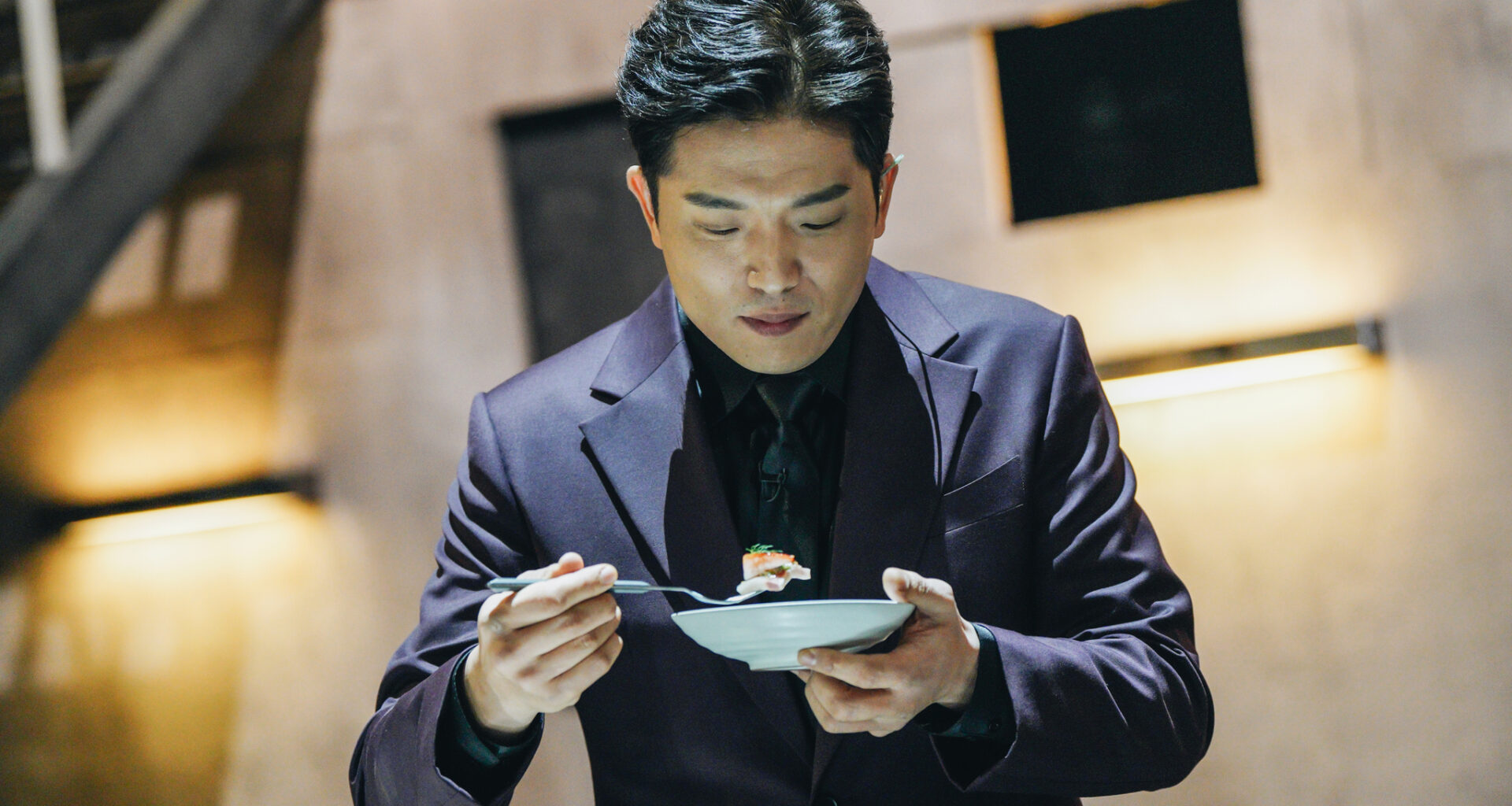 Chef Anh Sung-jae judges a contestant