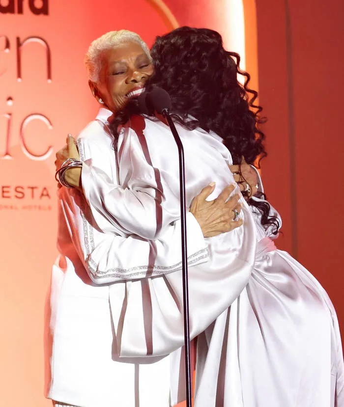 Dionne Warwick and Teyana hugging on stage