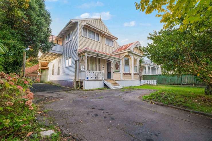 A 115-year-old villa on Seccombes Road, in Epsom, Auckland, sold under the hammer for $2.275m after a bidding frenzy. Photo / Supplied