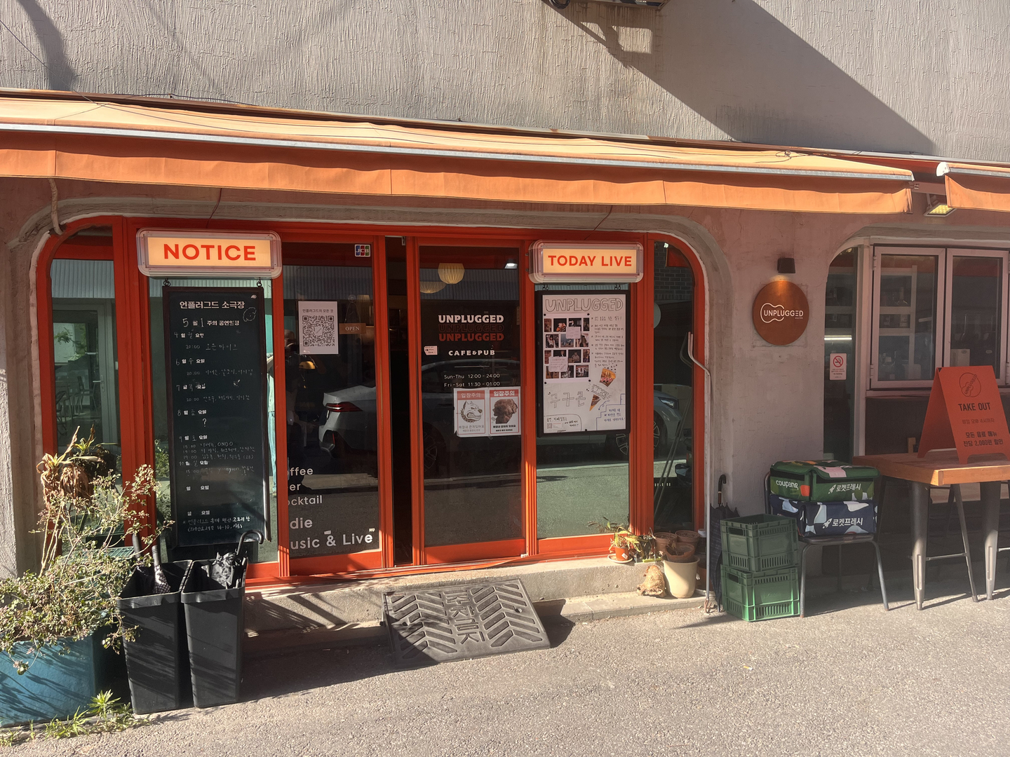Unplugged cafe, where customers can find a creative outlet, in Hongdae, western Seoul, on May 8. [Fergus Goodall Smith]