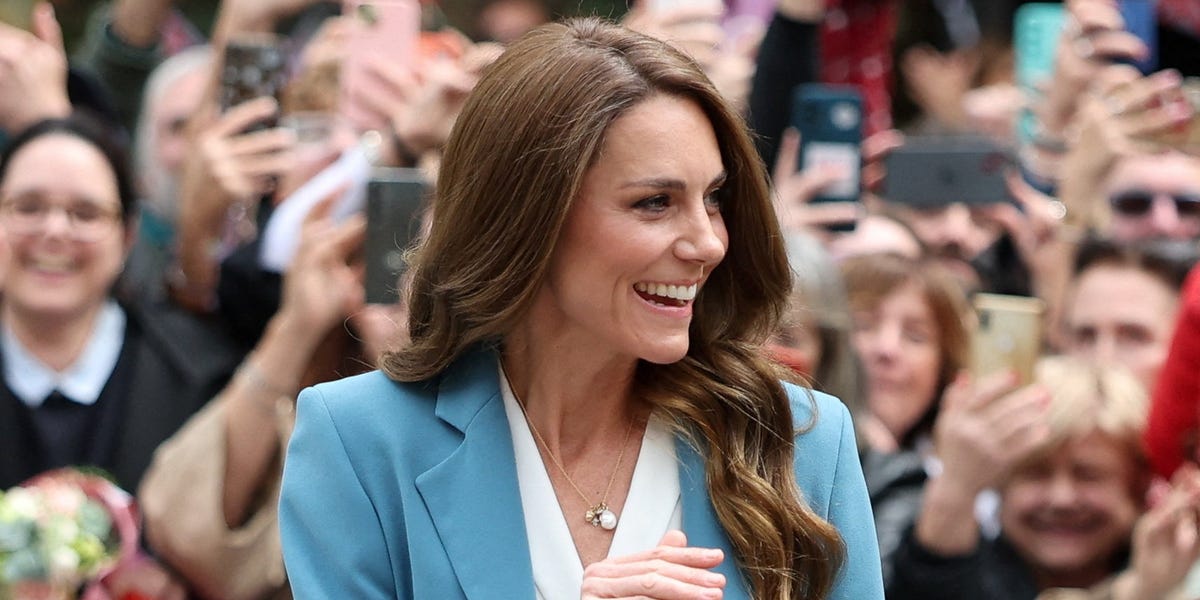 Kate Middleton Welcomed to Italy by Huge Crowds in City Piazza