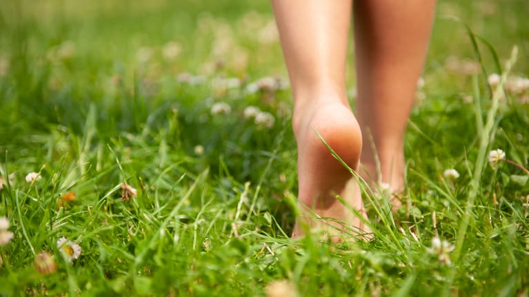 Bare feet a common sight in Kiwi childhoods. 