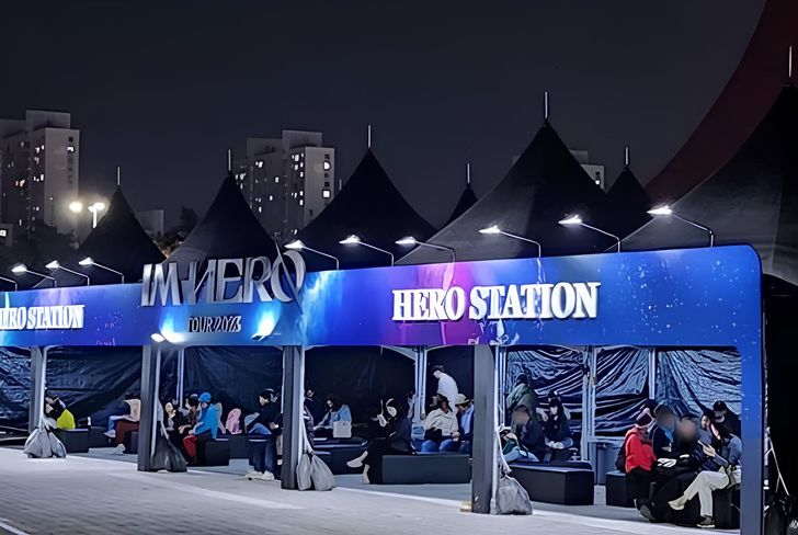 A rest area for Lim Young-woong’s concert is set up outside KSPO Dome at Olympic Park in Seoul. Mulgogi Music installed the tent for older concertgoers and their children, who wait inside at night while their parents attend the show. Korea Times photo by Yang Seung-jun