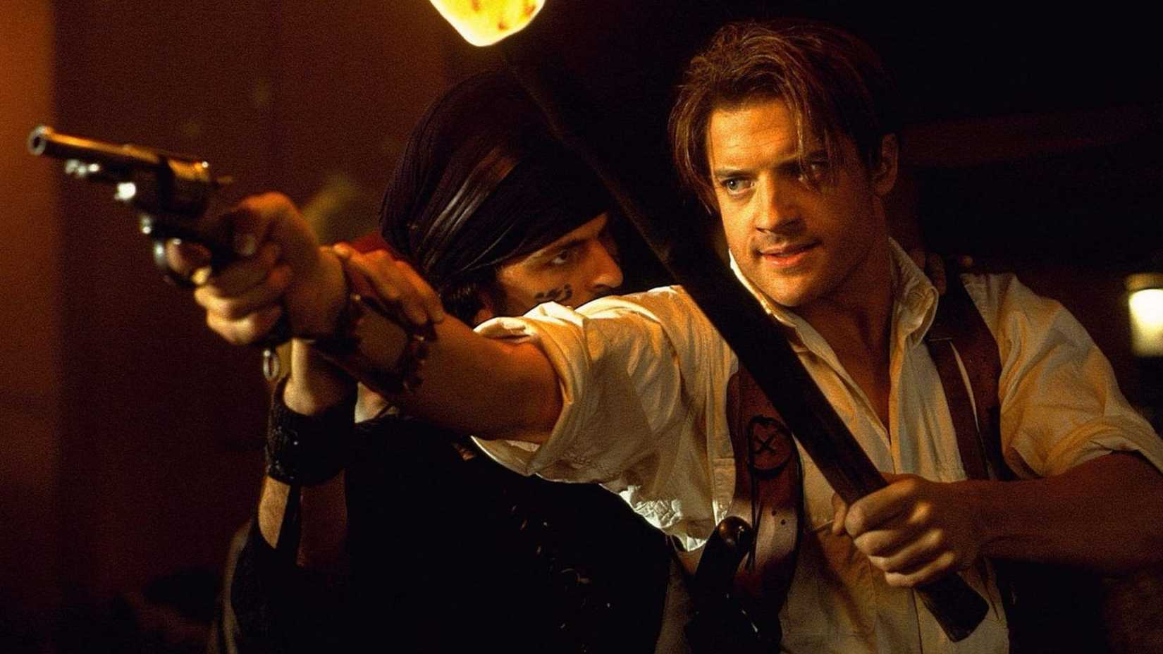 Brendan Fraser as Rick O'Connell with a gun in The Mummy