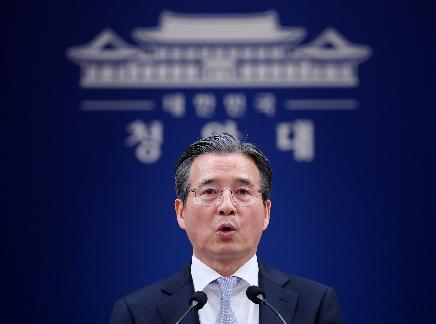 Presidential office policy chief Kim Yong-beom briefs reporters at the Blue House on April 27 regarding President Lee Jae Myung's meeting with Google DeepMind CEO Demis Hassabis. [YONHAP]