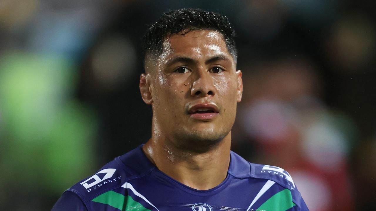 SYDNEY, AUSTRALIA – MAY 23: Roger Tuivasa-Sheck of the Warriors leaves the field injured during the round 12 NRL match between St George Illawarra Dragons and New Zealand Warriors at UOW Jubilee Oval, on May 23, 2026, in Sydney, Australia. (Photo by Mark Metcalfe/Getty Images)