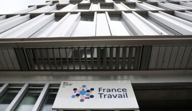 French unemployment rate rises above 8%, threatening to tarnish Macron's legacy