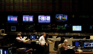 Argentina's country risk falls steadily, fueling debate on return to capital markets