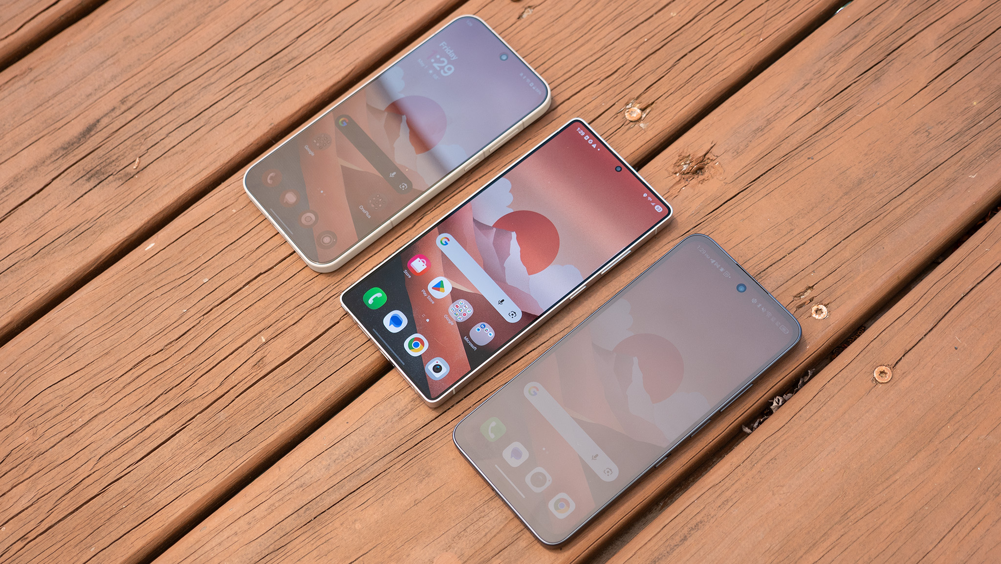 Comparing NXTPAPER 4.0 on the TCL NXTPAPER 70 Pro with anti-reflective OLED on the Samsung Galaxy S25 Ultra, as well as standard OLED on a OnePlus 15