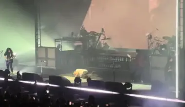 Watch: Deftones Frontman Chino Moreno Fell Onstage While Playing "Hole In The Earth" In Auckland, NZ