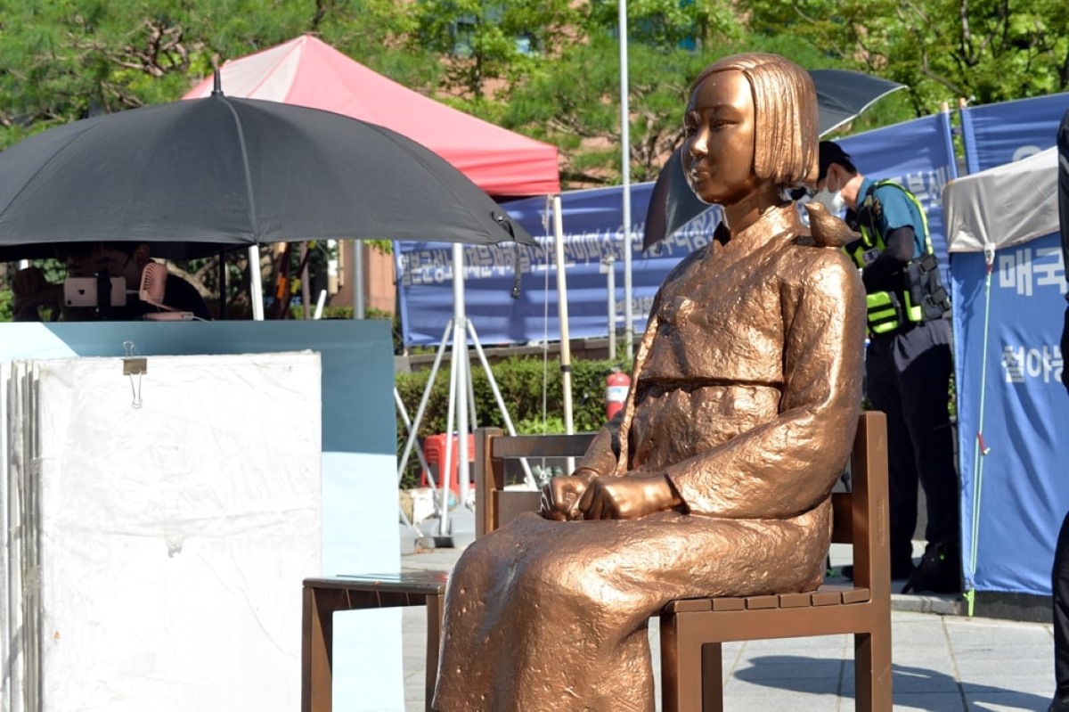cw statue in seoul by Kenji Yoshida rs