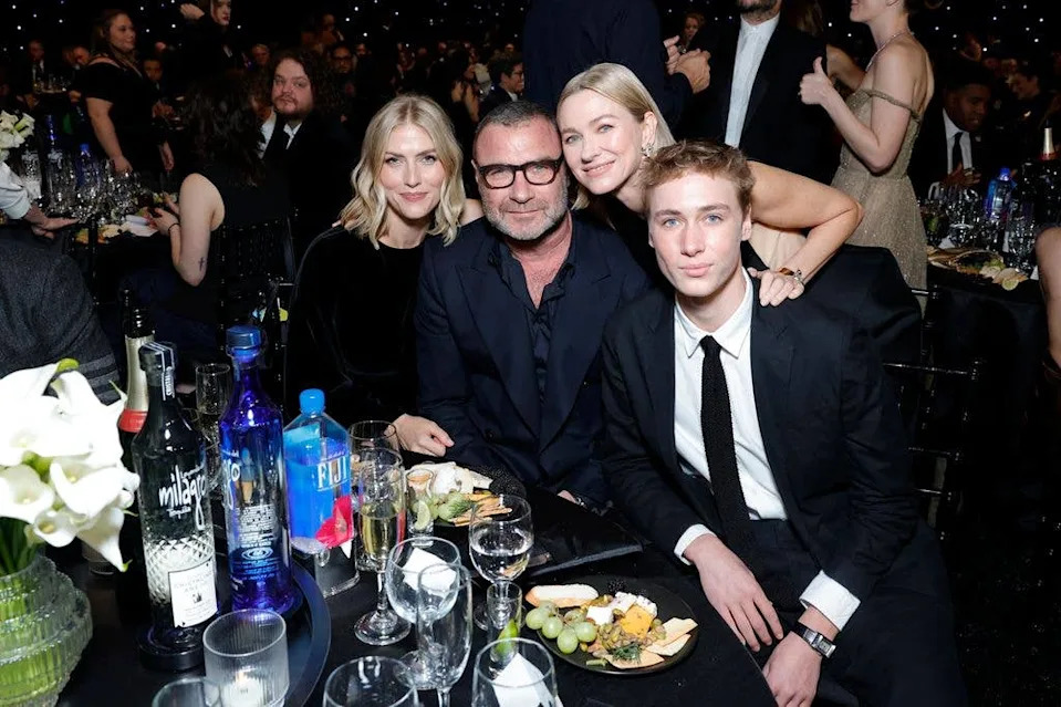 Taylor Neisen, Liev Schreiber, Naomi Watts, and Sasha Schreiber