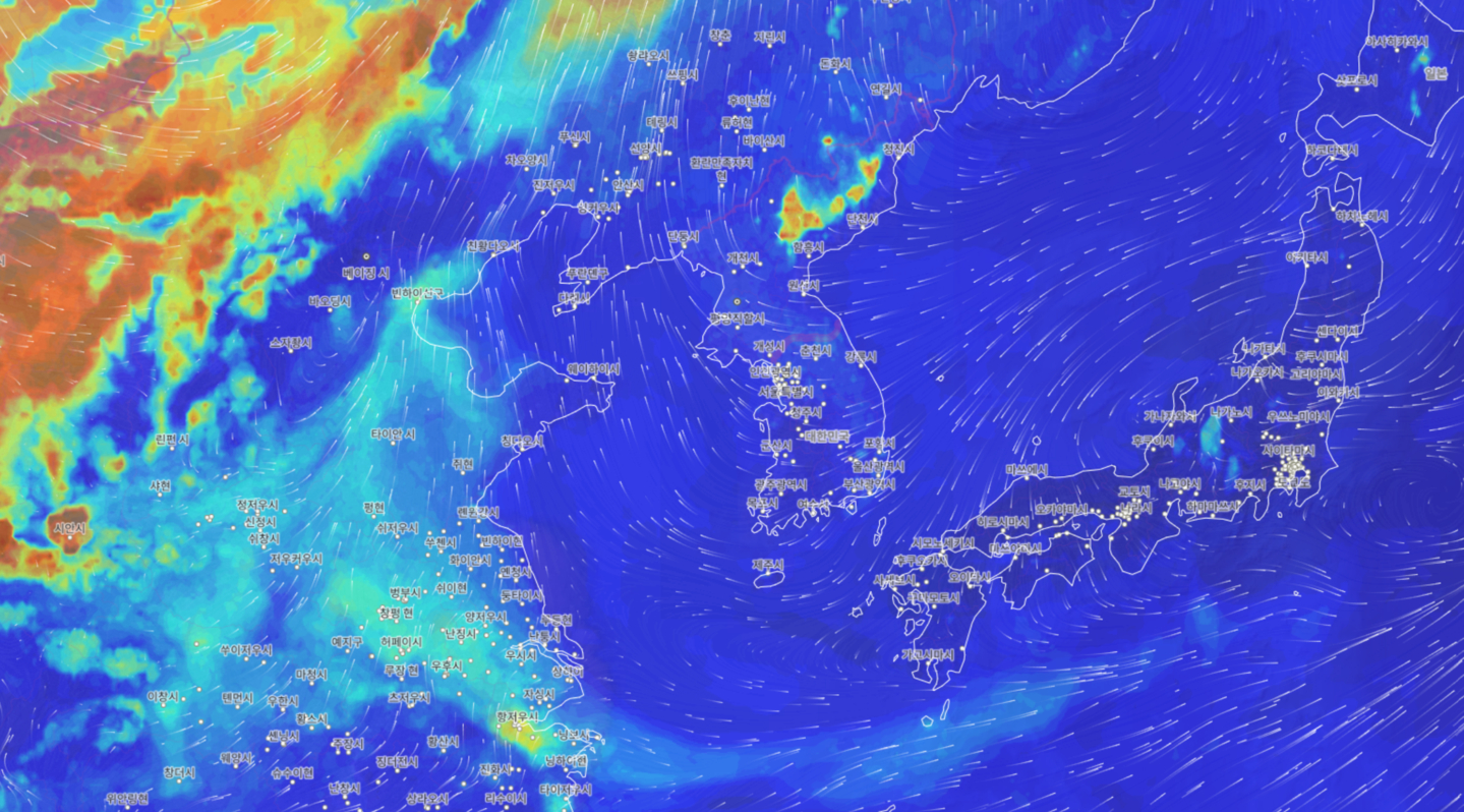 An environmental satellite image from Korea's Chollian-2B on May 22 shows southerly winds blowing across the Korean Peninsula, with fine dust levels in the "good" range. The red area to the left indicates yellow dust originating from Inner Mongolia — a separate natural phenomenon in which strong spring winds lift loose particles from the high-altitude plateaus of the region. [NIER]