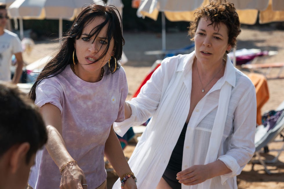 Olivia Colman as Leda, Dakota Johnson as Nina, The Lost Daughter olivia colman as leda, dakota johnson as nina, the lost daughter