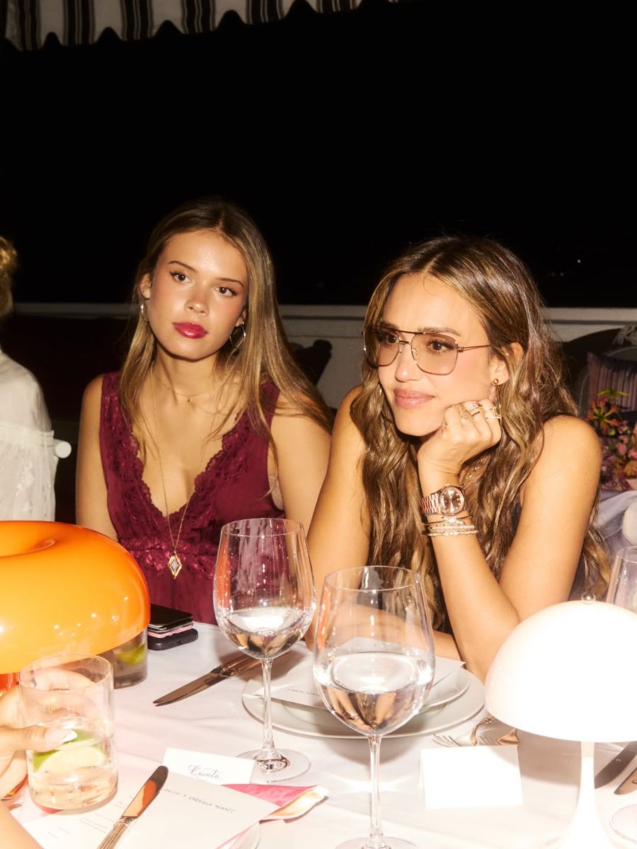 Jessica Alba and daughter Honor, 17, are twins in new selfies