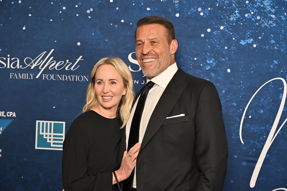 Tony Robbins Reveals His 'Single Best' AI Investment — Says Its Returns Are 'Ridiculous'
