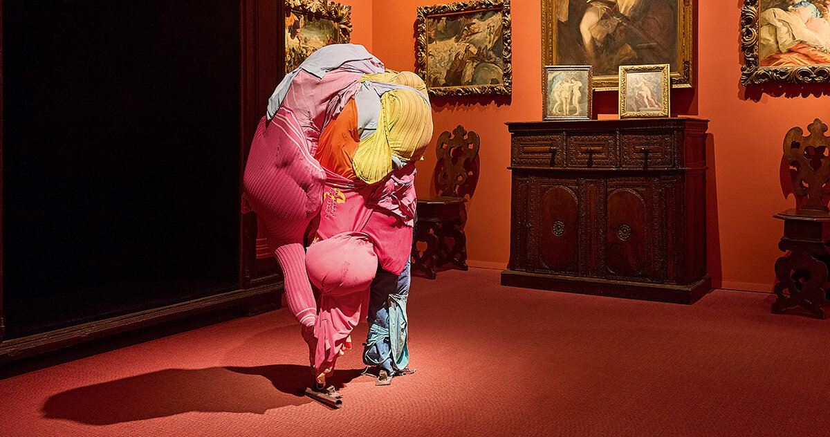 erwin wurm’s 'dreamers' exhibits uncanny figures expressed through softness and tension