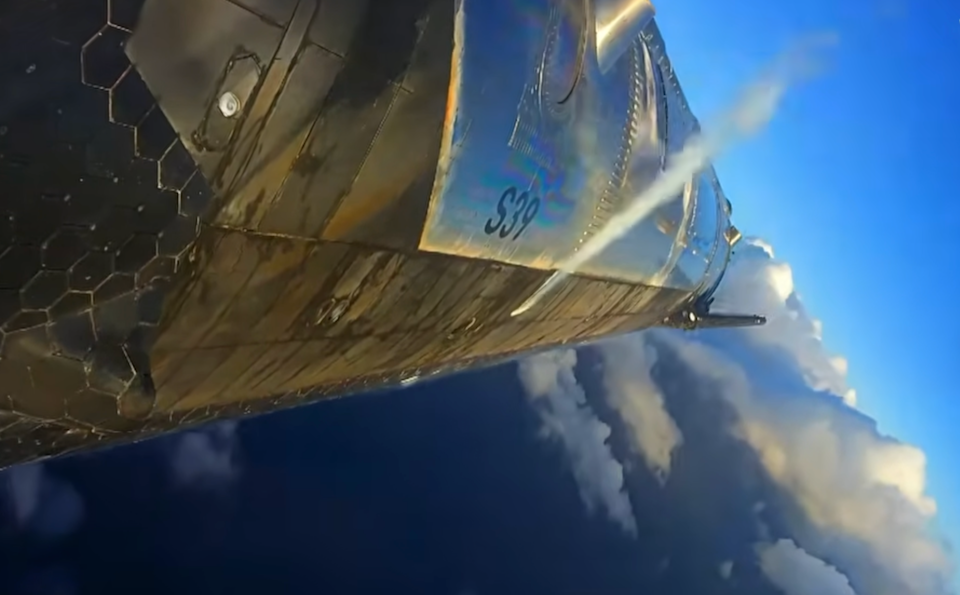 <span class="caption">Starship S39 coming in hot on the vehicle's 12th flight test. | Image Credits:SpaceX / SpaceX</span>