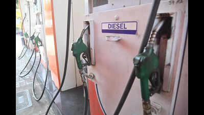 Petrol prices breach Rs 100/lt mark in Pkl; Chd on the brink