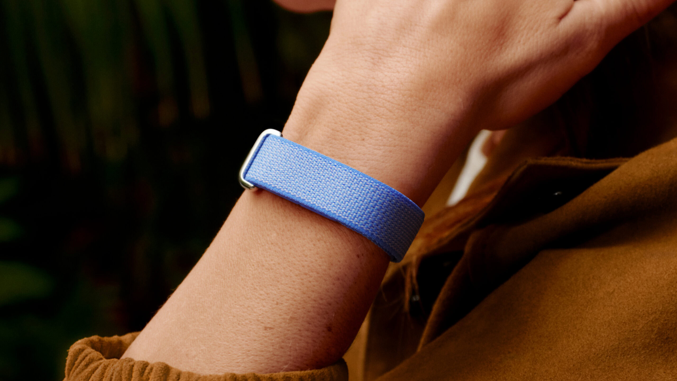 google fitbit air lifestyle official lavender wearing A lifestyle photo of someone wearing the Google Fitbit Air in its lavender band color.
