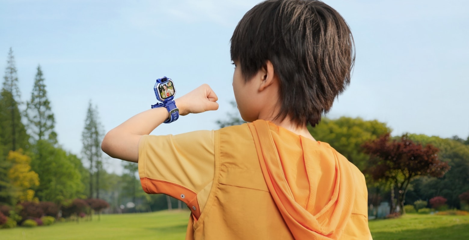 The child is making high-def video calls with HUAWEI WATCH KIDS X1