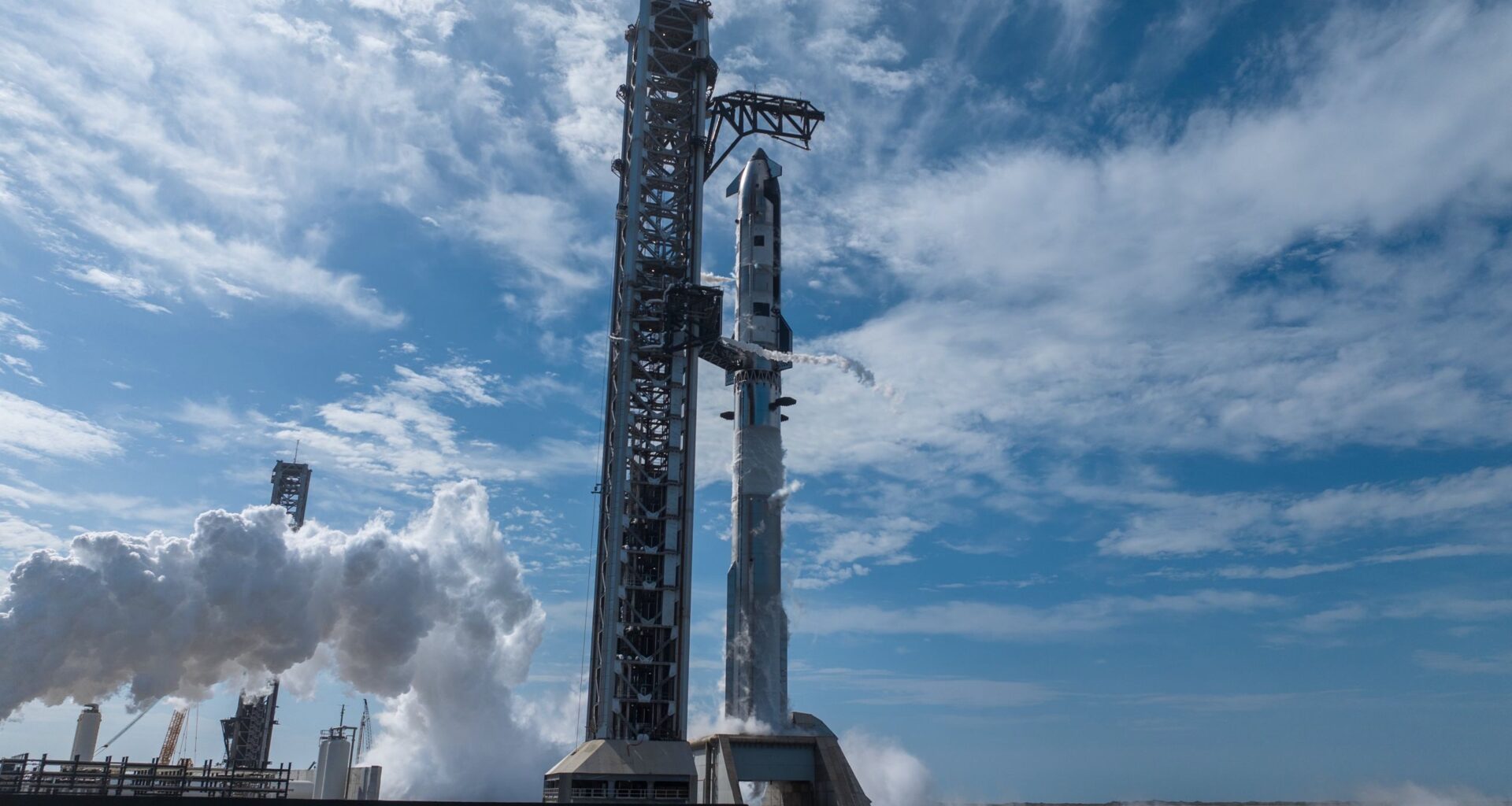 SpaceX fuels up Starship V3 megarocket for 1st time ahead of crucial test flight (photos)
