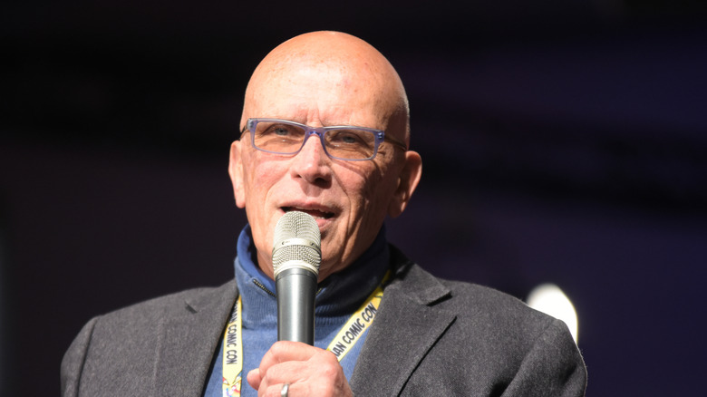 Peter Weller speaking at a comic convention