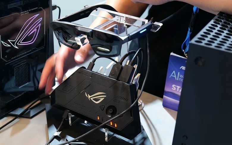 The ROG Xreal R1 dock.