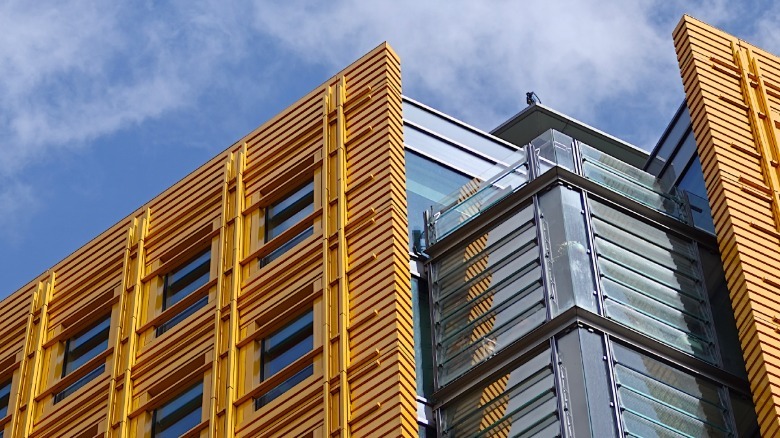 A telephoto shot of a yellow building at 10x optical zoom