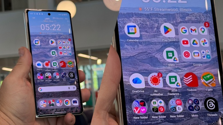 Front display of Motorola Razr Fold