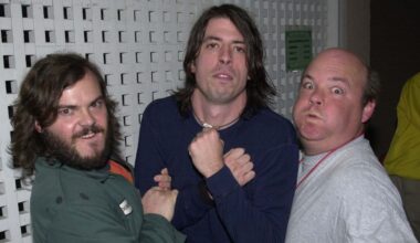 Tenacious D posing with Fave Grohl backstage in 2000