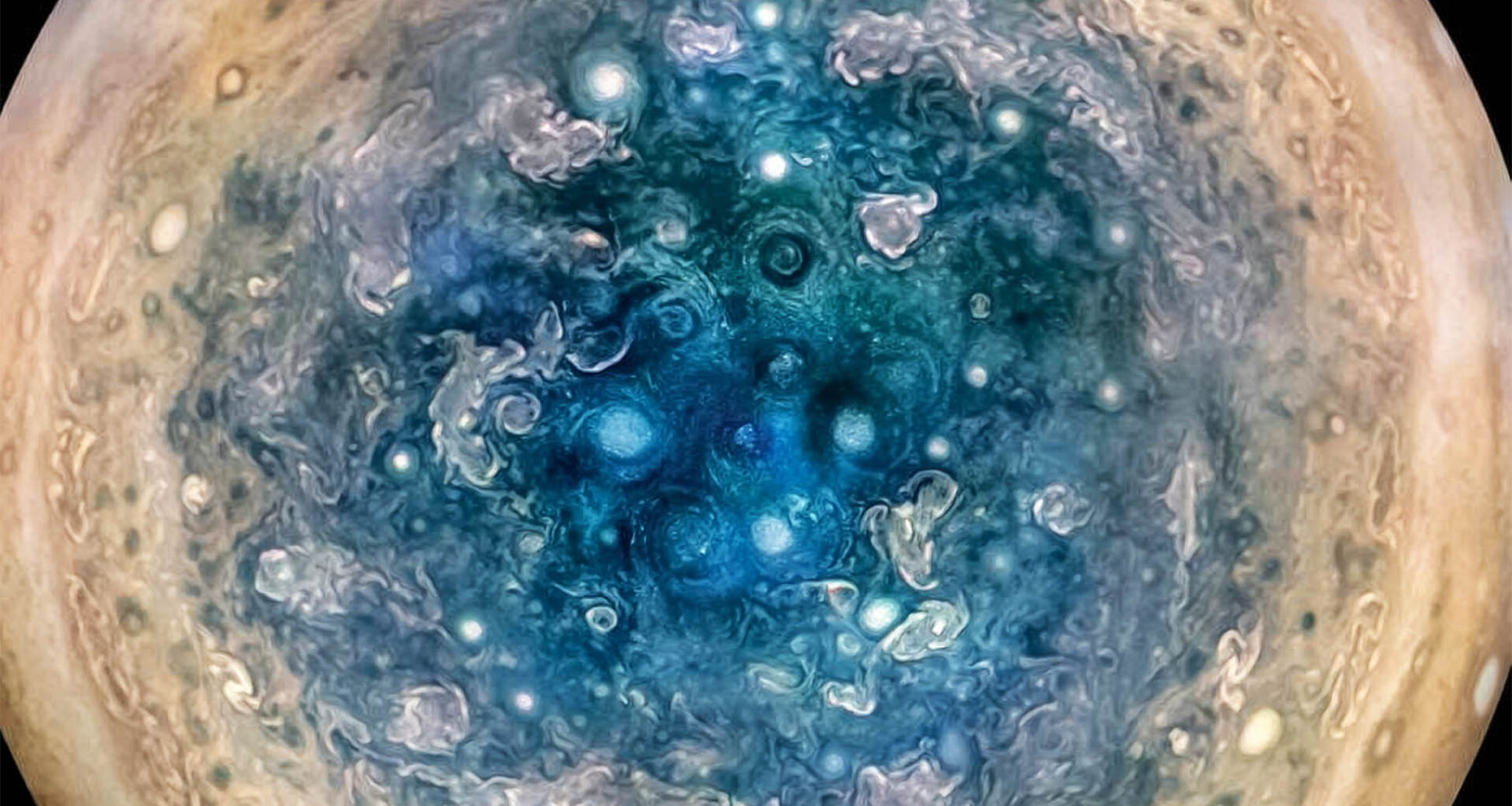 The shape of Jupiter redefined by Juno. Right: 1-bar shapes (not to scale), showing the L81 shape based on the V1E occultation, neglecting winds3 (dashed black line); the full shape from this study (blue line); and the corresponding no-wind shape (dashed red line). Left: an image of Jupiter. Credit: image of Jupiter, NASA / JPL-Caltech / Nature Astronomy