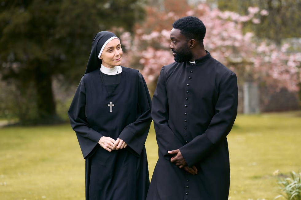 Keeley Hawes, Paapa Essiedu, Falling keeley hawes, paapa essiedu, falling