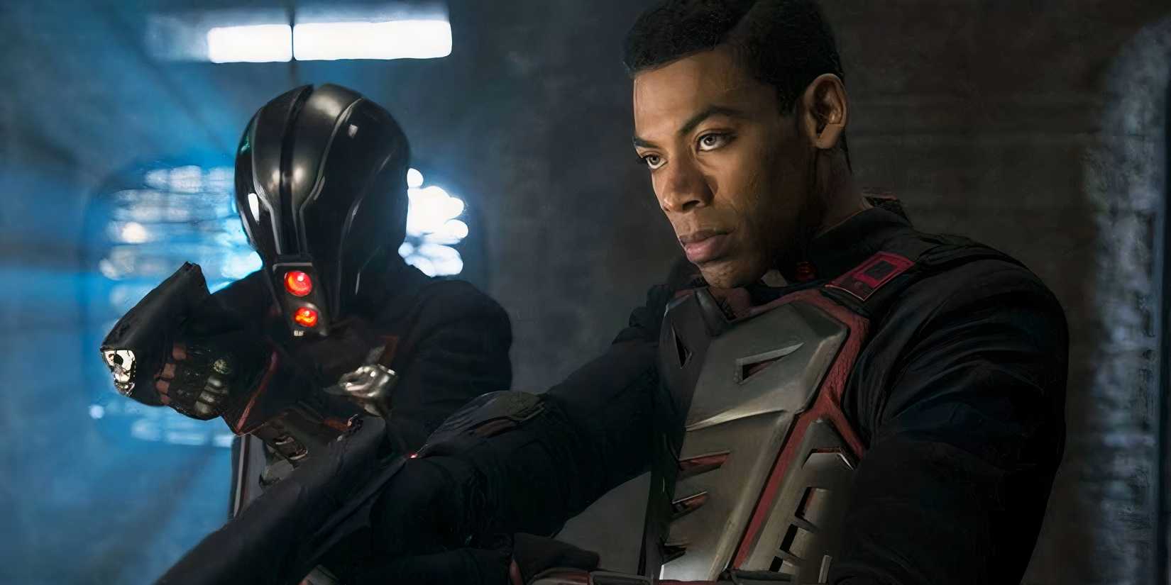 Dev-Em (Aaron Pierre) with a soldier in Krypton