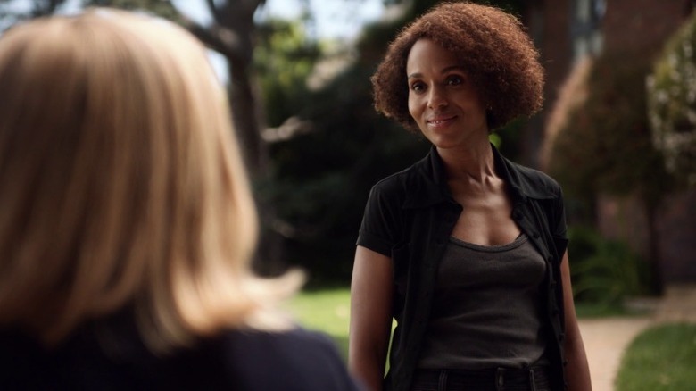 Mia (Kerry Washington) smiling awkwardly at Elena (Reese Witherspoon) on Little Fires Everywhere S1E3
