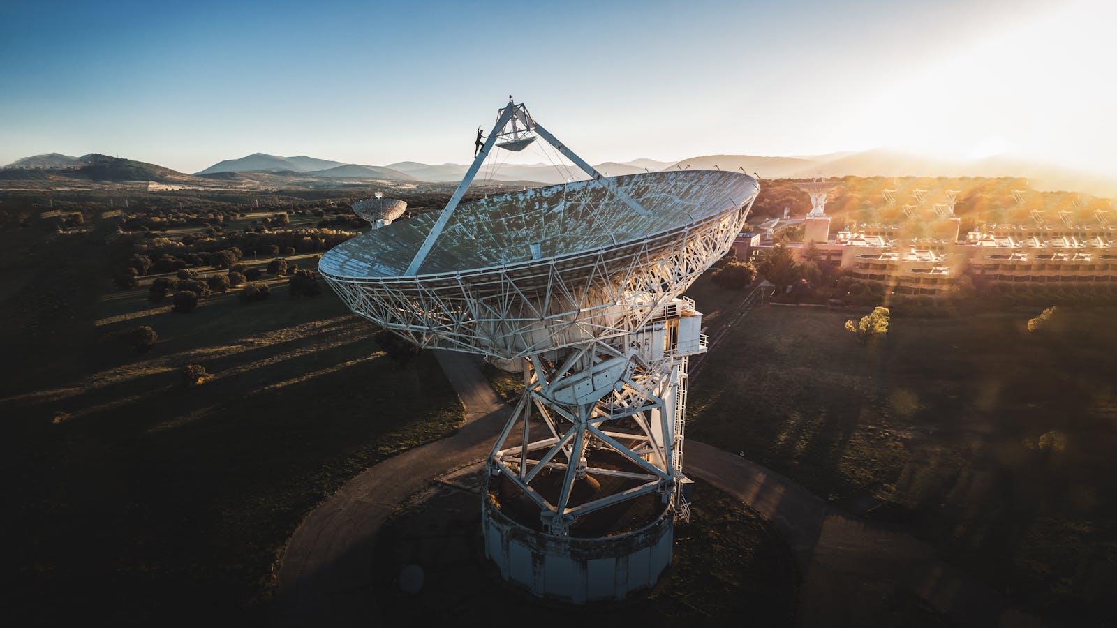 Mars orbiter communications relay