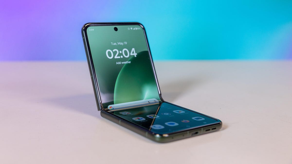 Motorola Razr Plus 2026 Review: It Doesn't Feel Very 'Plus' to Me