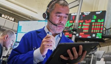 US stocks rise to records as solid jobs report overshadows oil prices