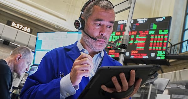 US stocks rise to records as solid jobs report overshadows oil prices