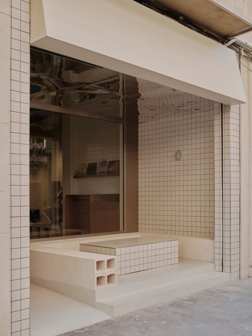 Entrance of Sornells 21 office by Paloma Bau and Ausiàs Pérez